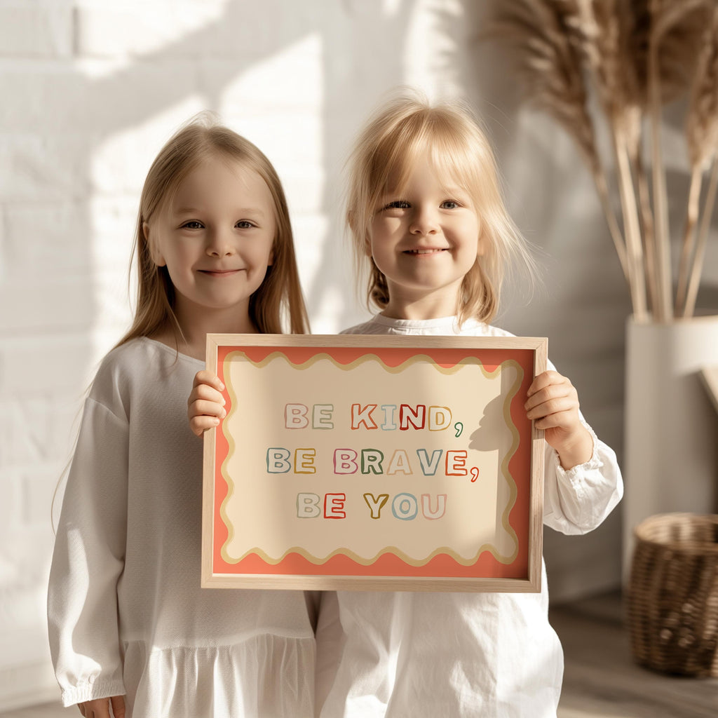 Poster Kinderzimmer · Be Kind, Be Brave, Be You · Bunter Spruch in Regenbogenfarben · Mutmachende Wanddeko · Ohne Rahmen